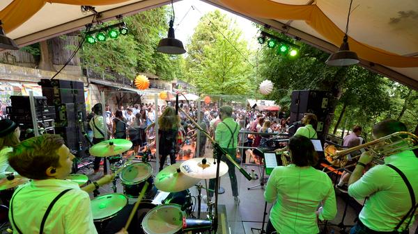 Seit zwei Jahren dabei, Zeltbühne am Entla’s Keller. Alle Musiker der Band Lauschrausch waren zusammen auf der Schule, am Herder-Gymnasium in Forchheim. Dort spielten sie in der Big-Band. Daraus hat sich diese Band entwickelt. Zehn Musiker sind es insgesamt, vier Bläser, vier bis fünf Sänger.