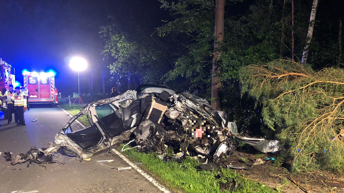 Der Fahrer hatte keine Chance: Ein 49-Jähriger starb in den frühen Morgenstunden des Freitags bei Langensendelbach im Landkreis Forchheim.