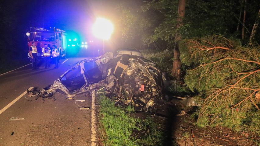 Auto kollidiert mit Baum: Mann stirbt, Wagen ist völlig zerstört