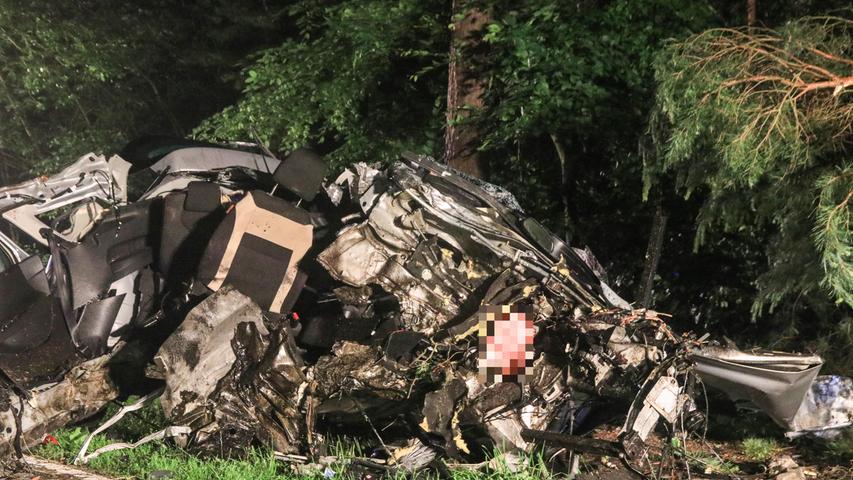 Auto kollidiert mit Baum: Mann stirbt, Wagen ist völlig zerstört