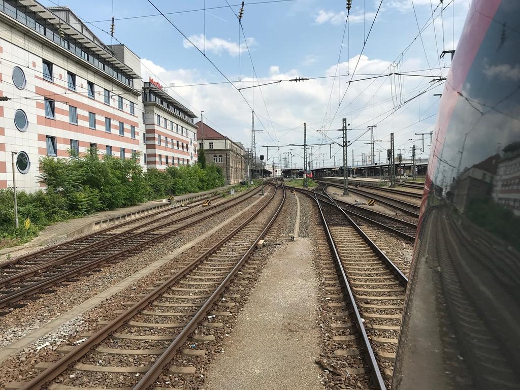 Mit seinen 26 Gleisen und 22 Bahnsteigen, die an der breitesten Stelle parallel im Nürnberger Hauptbahnhof liegen, gehört er zu den größten Durchgangsbahnhöfen in Europa. 