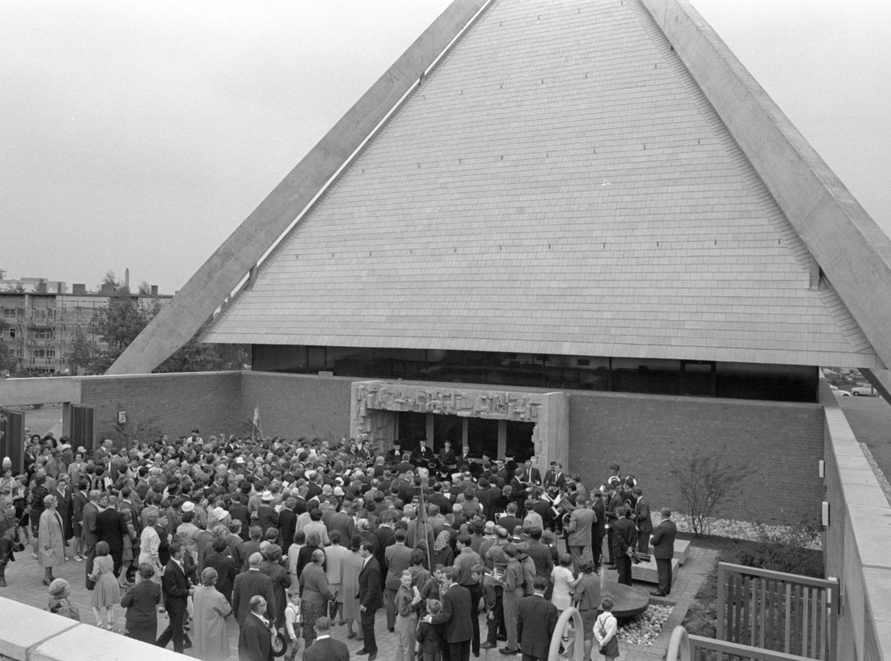 27. Mai 1968: Einzug in die neue Kirche 27. Mai 1968: Einzug in die neue Kirche
