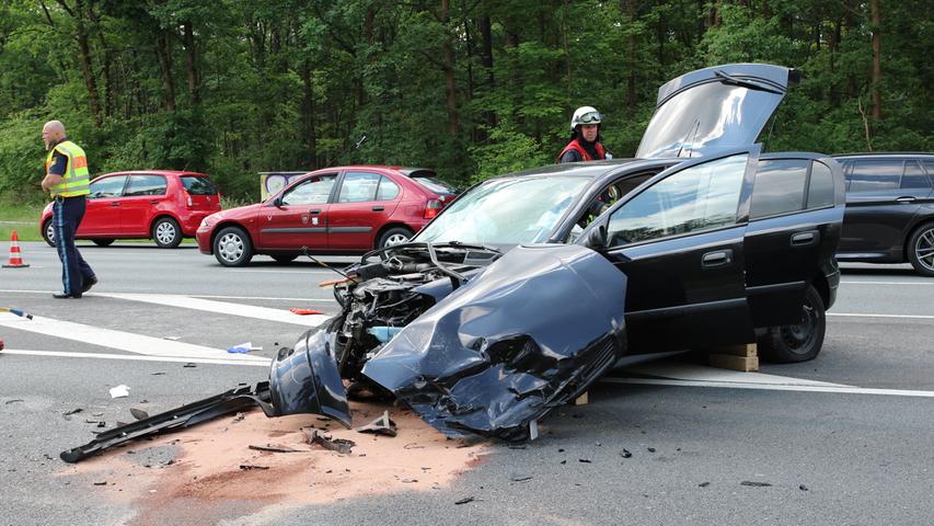 Jaguar kollidiert mit Opel: Schwerer Unfall in der Regensburger Straße
