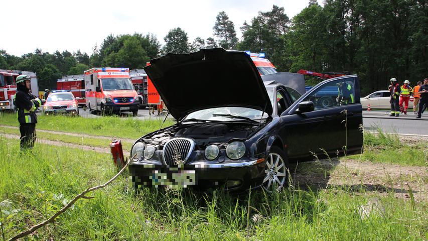 Jaguar kollidiert mit Opel: Schwerer Unfall in der Regensburger Straße