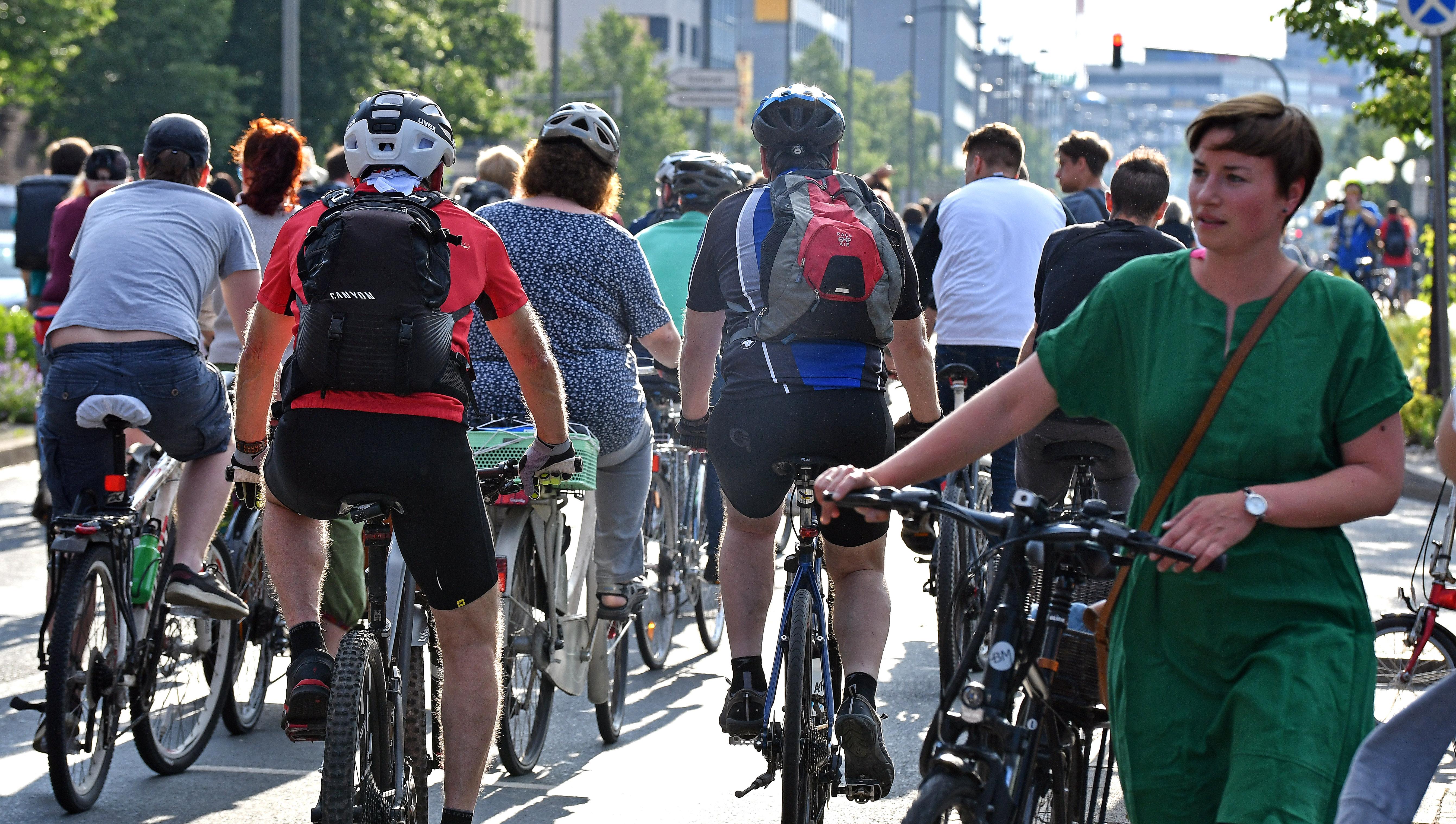 Nürnberg hat ein 295 km langes Radverkehrsnetz. Ab 2019 sollen jährlich 3,1 Millionen Euro in Radwege investiert werden. Der Winterdienst für die Wege und das Reparieren der Deckschicht kostet die Stadt insgesamt 490.000 Euro im Jahr.