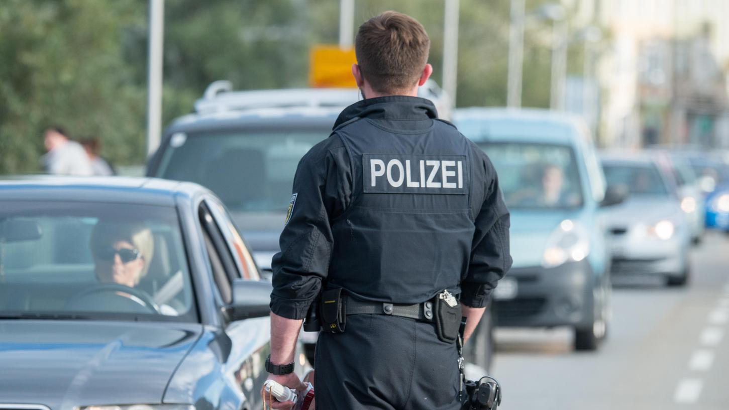 Bayern kontrolliert die Landesgrenzen stärker - die CSU verweist auf 2000 Verdächtige, die gefasst wurden.