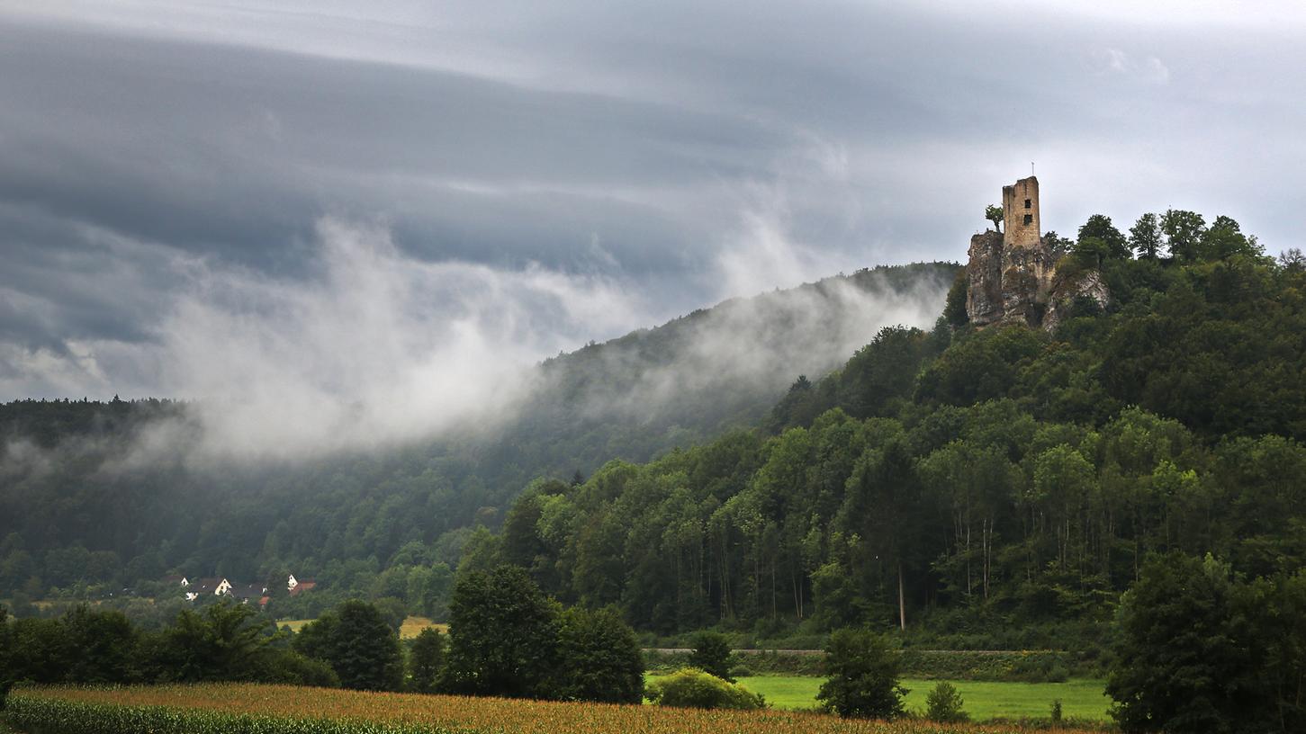 Nebel um die Burgruine Neideck in der Fränkischen Schweiz: Die Aussicht von der Burg soll kostenpflichtig werden.