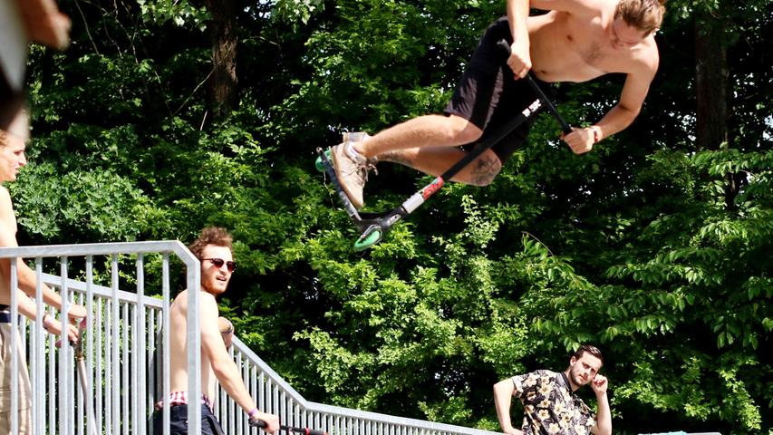 Stuntscooter-Profis zeigen ihre Tricks im Skatepark Herzogenaurach