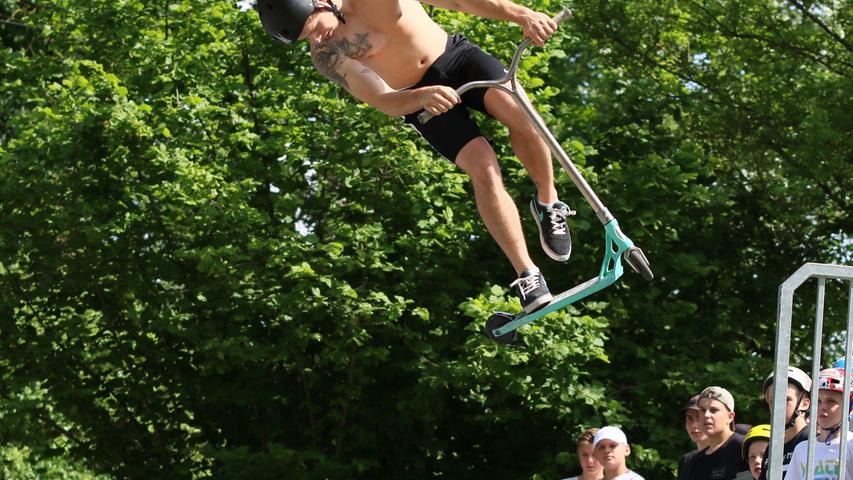 Stuntscooter-Profis zeigen ihre Tricks im Skatepark Herzogenaurach