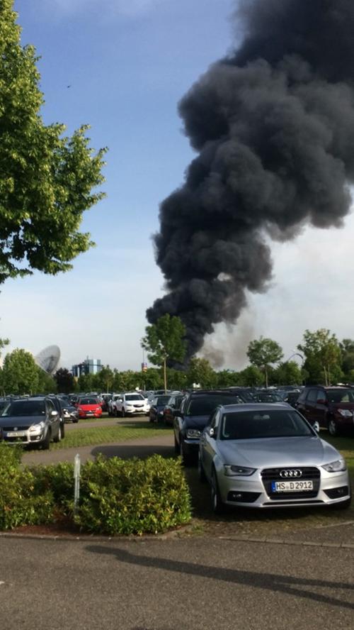 Fahrgeschäft und Lagerhalle brennen im Europapark