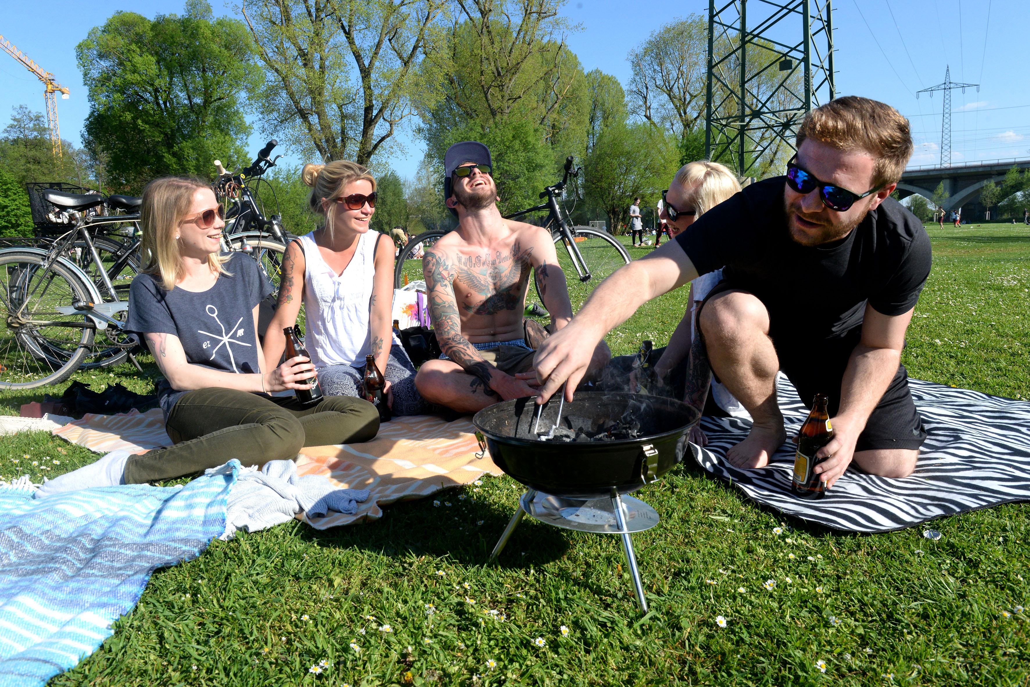 In Fürth gibt es nur einen öffentlichen Grillplatz: zwischen der Siebenbogenbrücke und dem Waldmannsweiher, in der Nähe von Freibad und Uferpromenade. Umringt von schattenspendenden Bäumen ist die Lage des Grillplatzes mit robusten Sitzgruppen und Tischen ideal. Eine Grillanlage ist fest installiert und kann frei genutzt werden.
