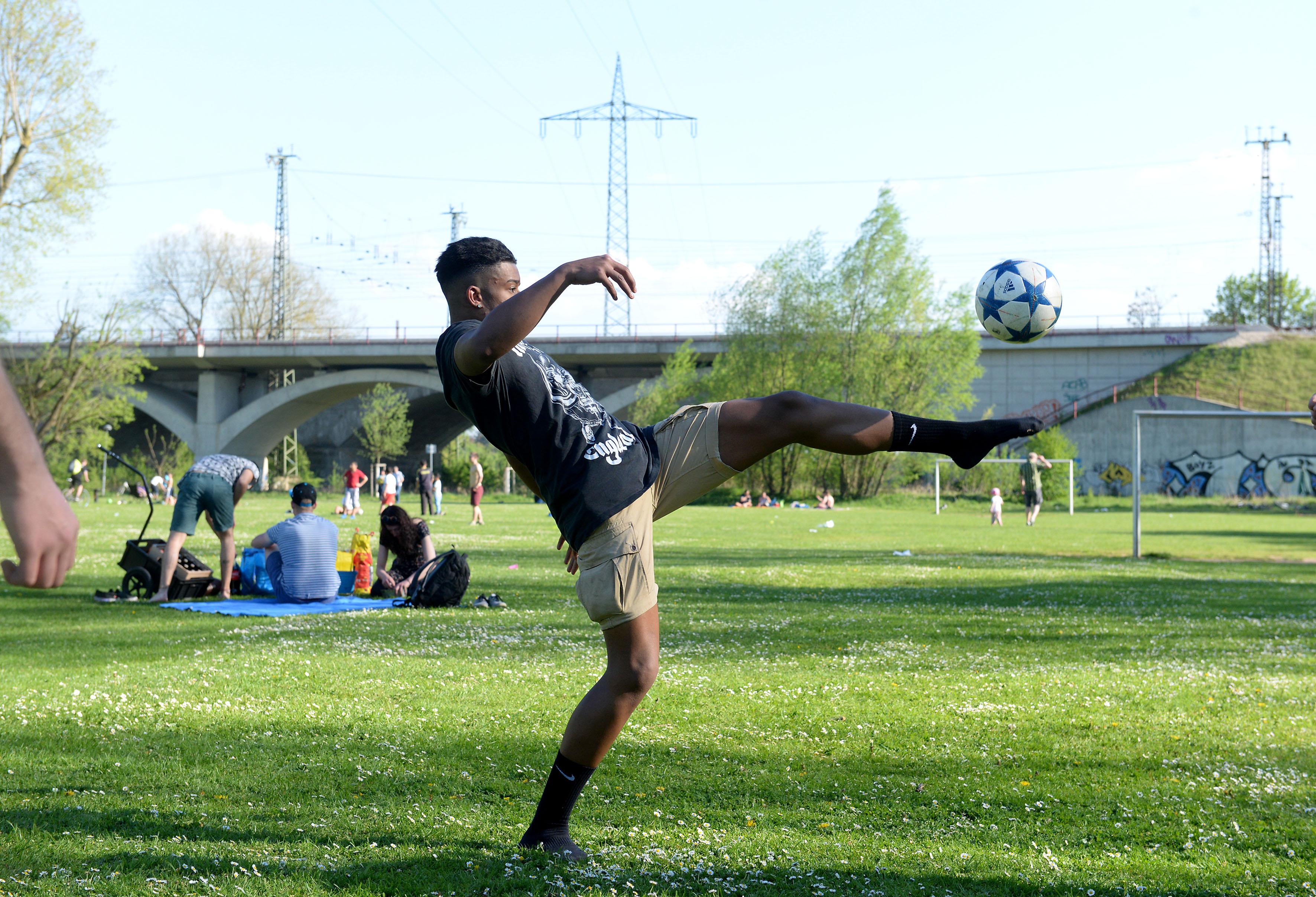 Der Platz ist nicht mit dem Auto, aber gut mit dem Fahrrad erreichbar. Gegrillt werden darf hier bis 20 Uhr. Und auch hier gilt: Alles was man mitbringt, sollte man auch wieder mit nach Hause nehmen, also auch den Müll