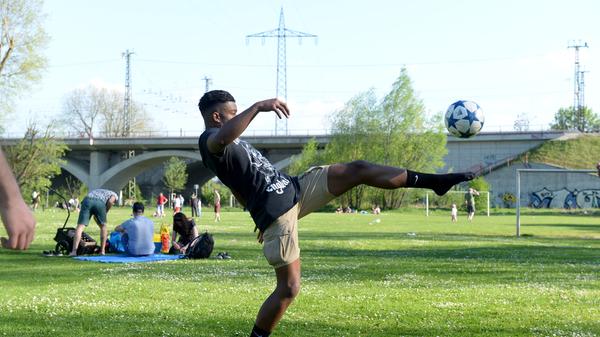 Der Platz ist nicht mit dem Auto, aber gut mit dem Fahrrad erreichbar. Gegrillt werden darf hier bis 20 Uhr. Und auch hier gilt: Alles was man mitbringt, sollte man auch wieder mit nach Hause nehmen, also auch den Müll