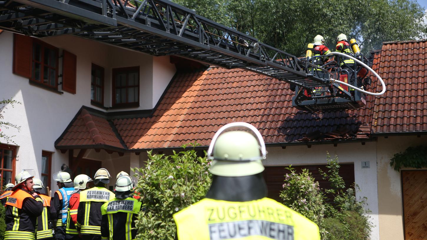 Zapfendorf: Dachstuhl eines Einfamilienhauses fängt Feuer