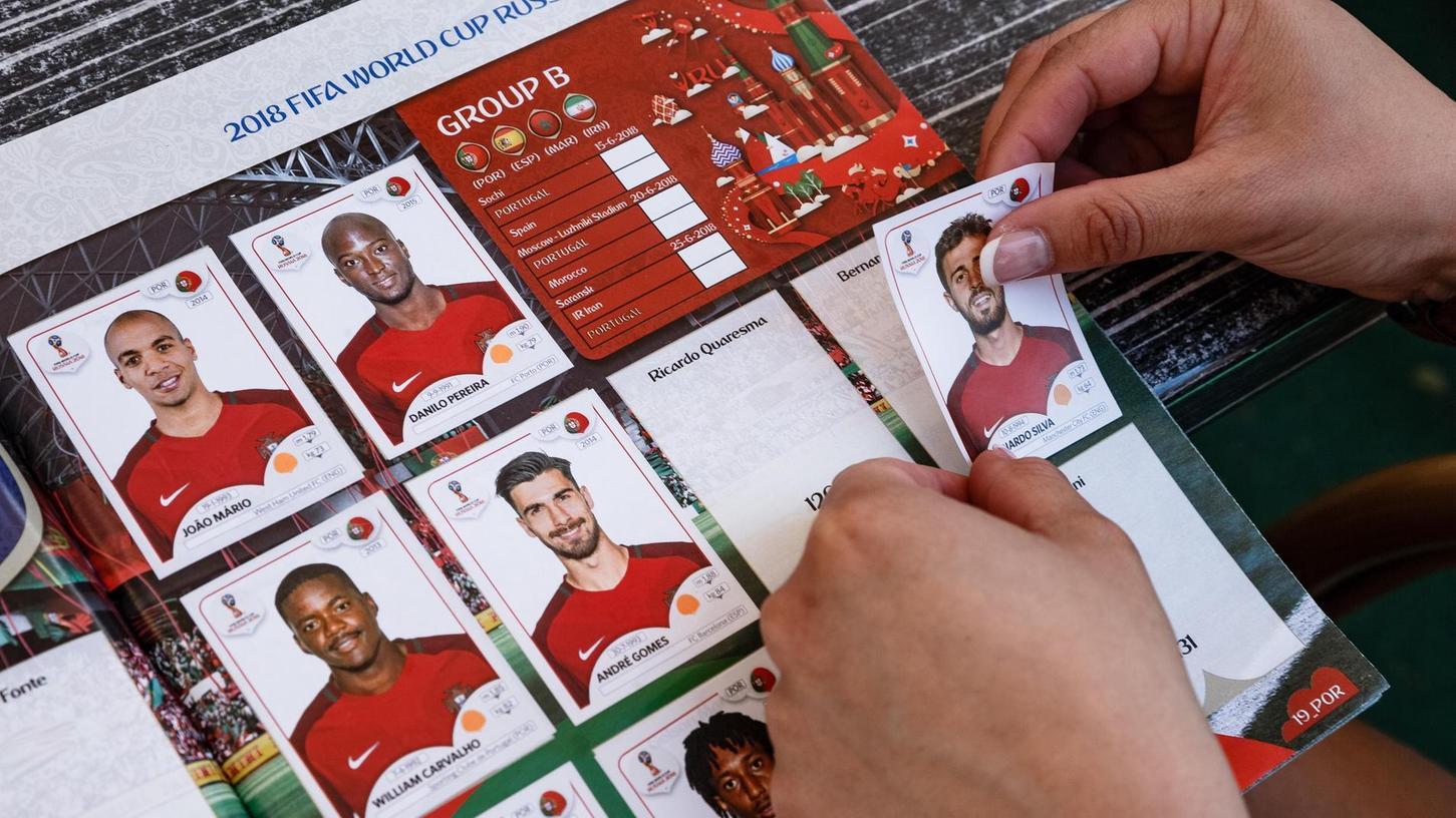 WM-Sticker: Fußballfans suchen ihr Glück in kleinen Päckchen