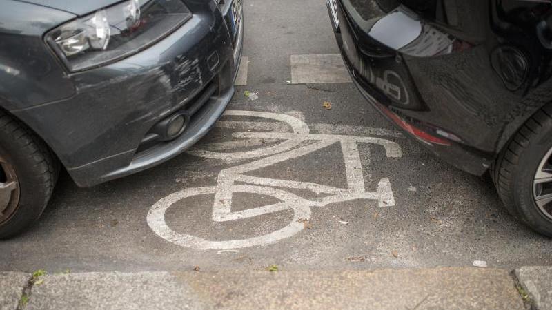 Nicht selten kommt es vor, dass Radwege rücksichtslos von Autos zugeparkt werden. Eine Nürnberger Radfahrerinitiative will jetzt dagegen ankämpfen.