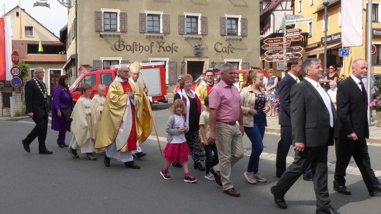 Gößweinsteiner und Wallfahrer feiern Dreifaltigkeitsfest mit Bischof
