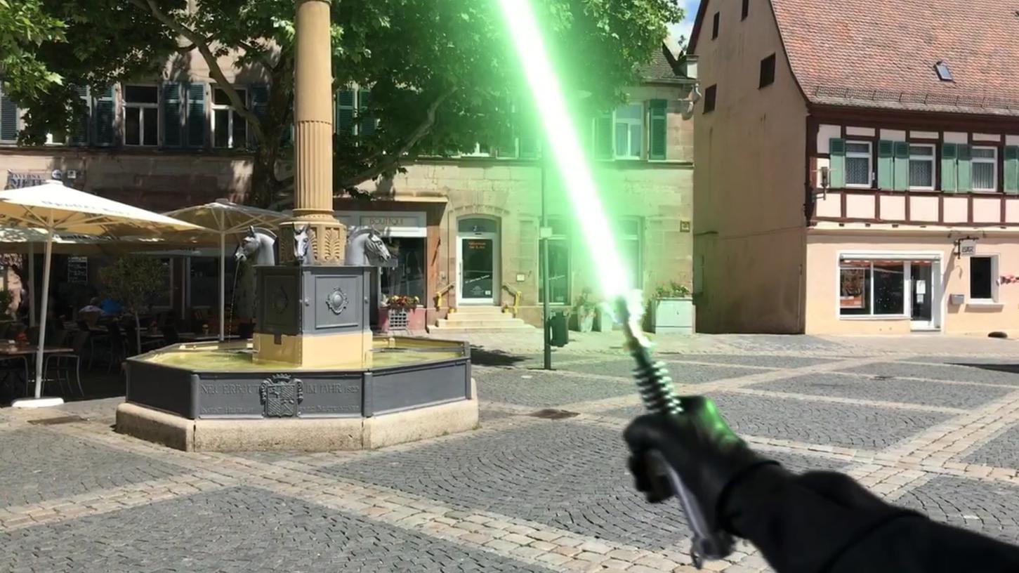 Was, wenn "Darth Vader" auf dem Schwabacher Königsplatz mit dem Laserschwert herumfuchteln würde? Das Video der Volontäre vom Verlag Nürnberger Presse klärt diese Frage.