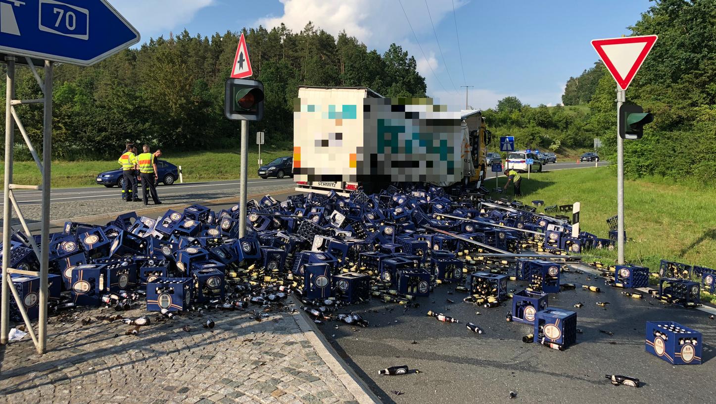 Zerbrochene Flaschen und herumliegende Kästen: In Neudrossenfeld (Landkreis Kulmbach) verlor ein Laster am Montag seine Ladung. Zerbrochene Flaschen und herumliegende Kästen: In Neudrossenfeld (Landkreis Kulmbach) verlor ein Laster am Montag seine Ladung.