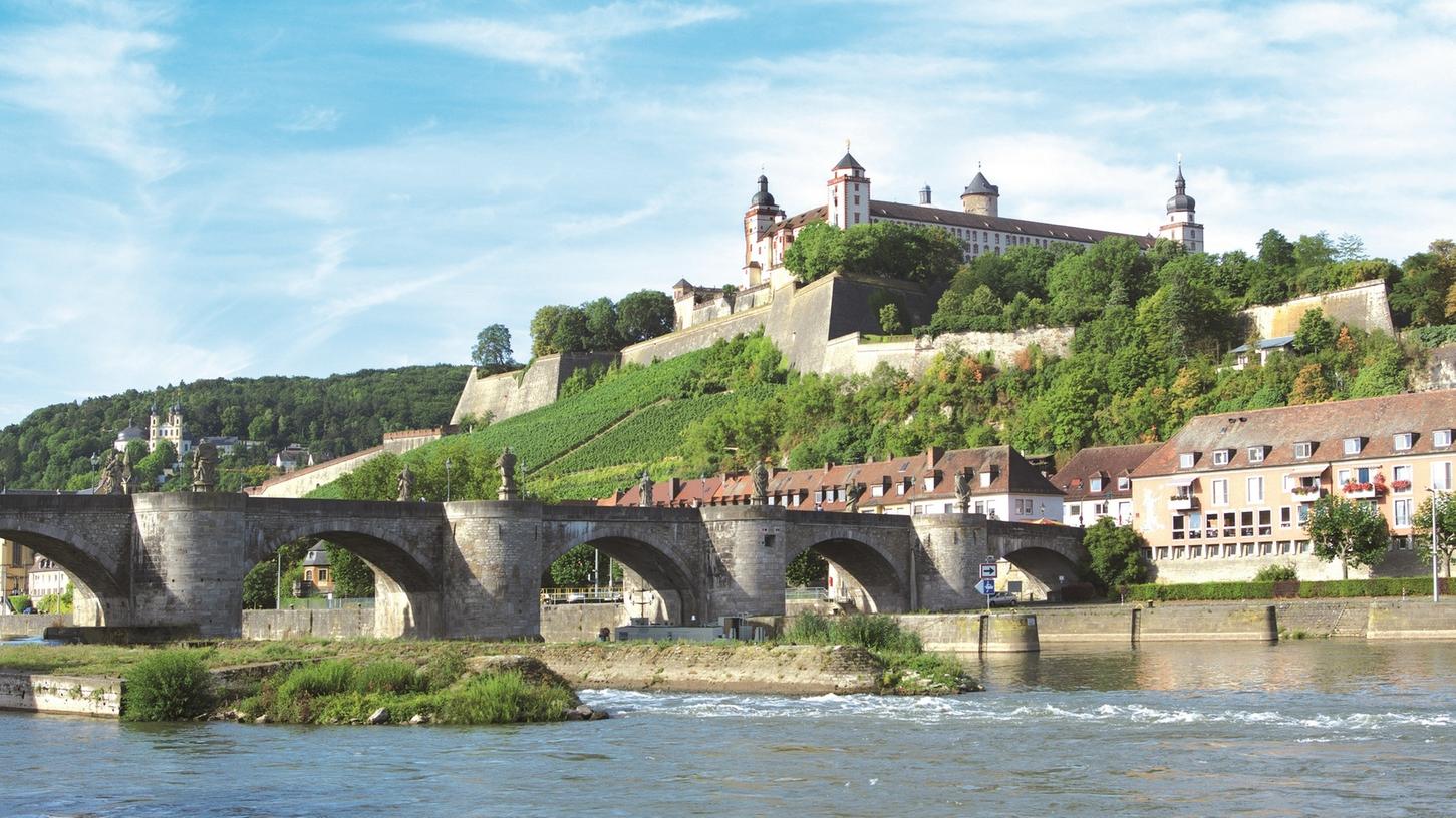 Wer bisher von der Alten Mainbrücke auf die Festung Marienberg gelangen will, hat einen beschwerlichen Fußmarsch vor sich. Künftig könnte eine Seilbahn oder ein Aufzug auf das Plateau hinaufführen.