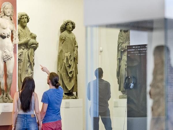Besucher bewundern Tilmann Riemenschneiders Eva, die im künftigen Museum in einem zweigeschossigen Saal präsentiert werden soll.