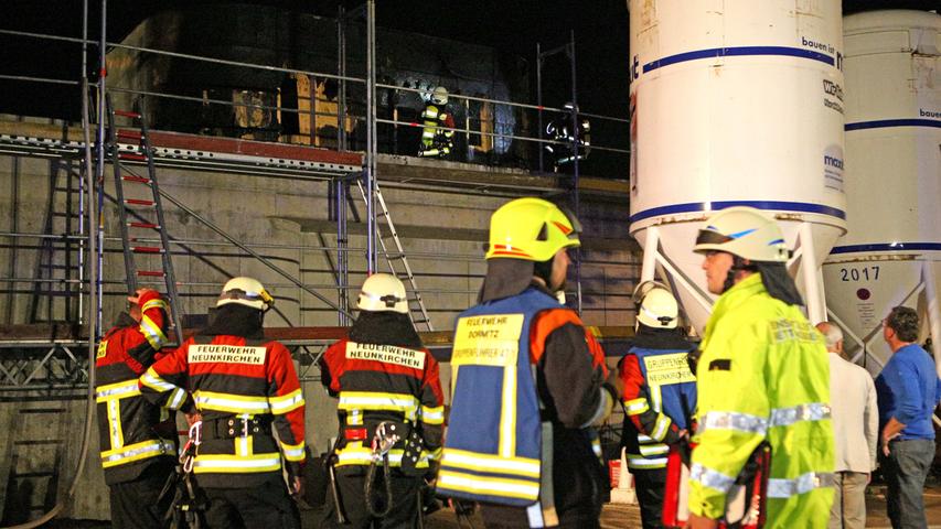 Löscheinsatz in Neunkirchen: Feuer auf der Baustelle erhellt die Nacht