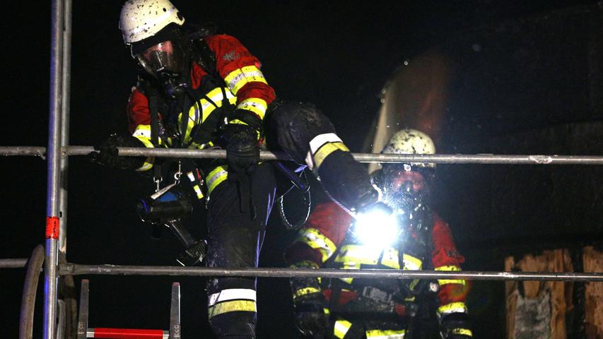 Löscheinsatz in Neunkirchen: Feuer auf der Baustelle erhellt die Nacht