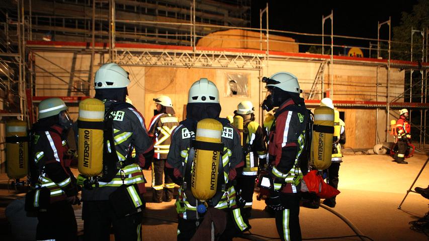 Löscheinsatz in Neunkirchen: Feuer auf der Baustelle erhellt die Nacht