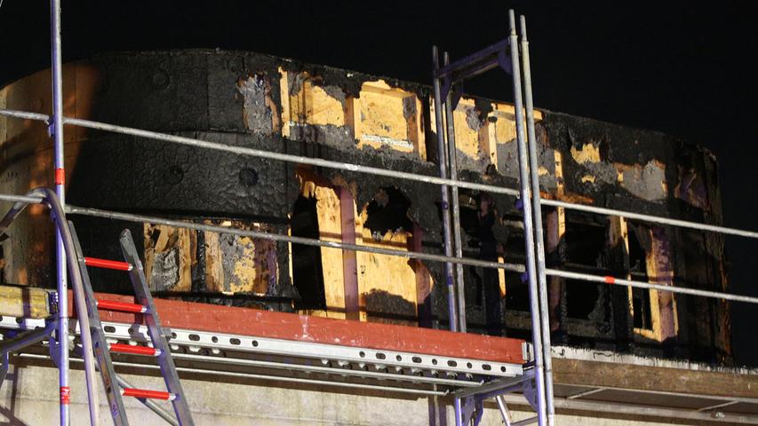 Löscheinsatz in Neunkirchen: Feuer auf der Baustelle erhellt die Nacht
