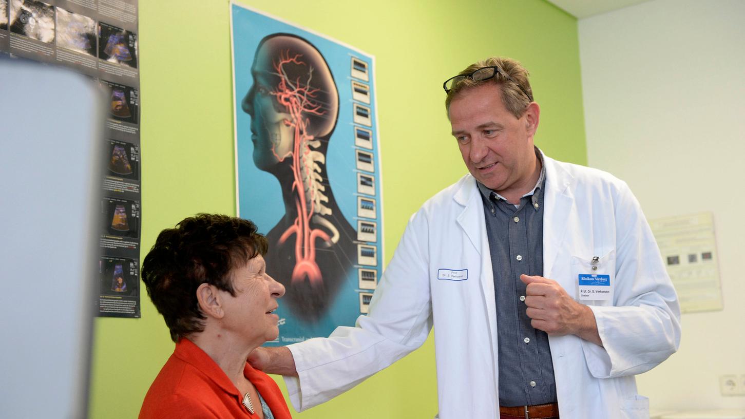 Alles wird gut: Professor Eric Verhoeven klärt eine Patientin auf.