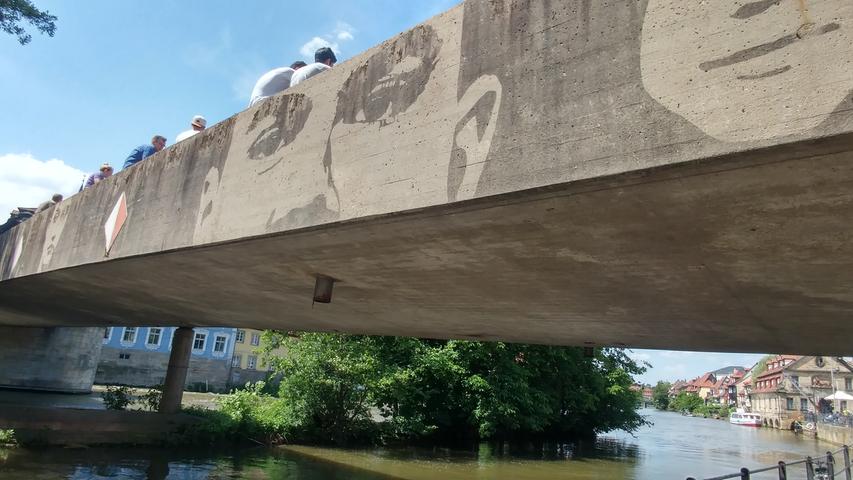 Kunst mit dem "Kärcher": Der Künstler Klaus Dauven schafft aus Schmutz auffallende Kunstwerke im öffentlichen Raum. Hier sein Beitrag zum Welterbe-Jubiläum Bambergs an der unteren Brücke über die Regnitz.