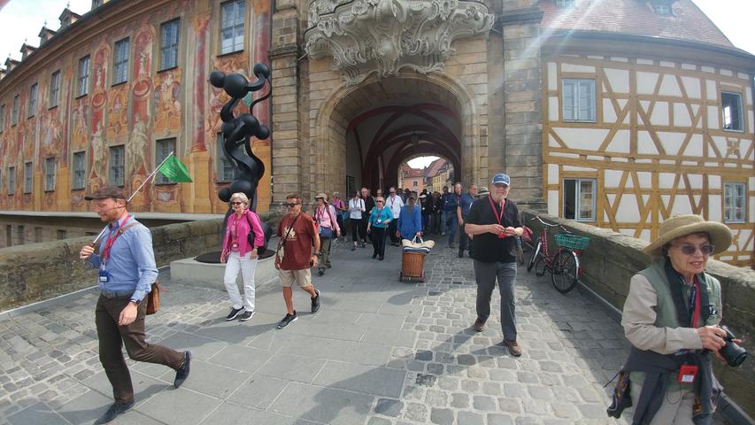 Alltag in Bamberg: Eine Touristengruppe folgt ihrem Führer durch das Brückenrathaus in der Altstadt.
