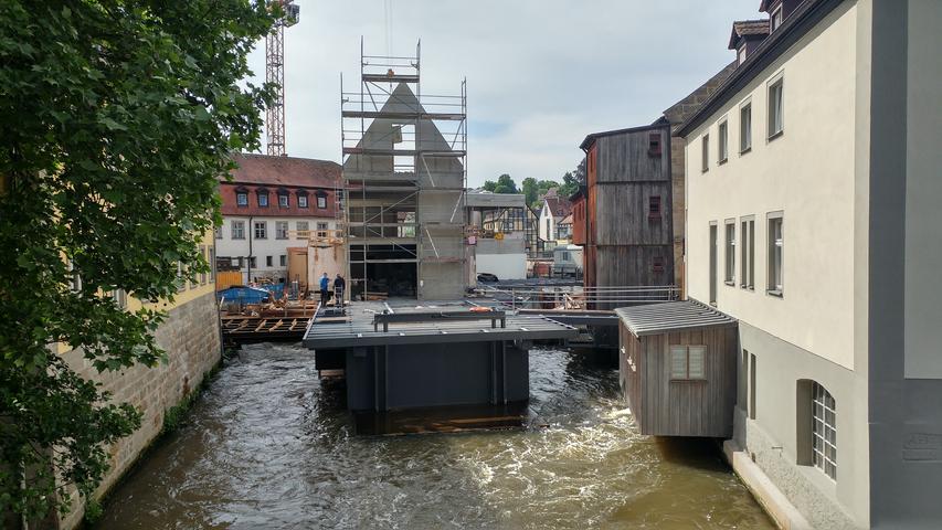 Das Besucherzentrum Welterbe ist noch im Bau. Es wird mitten in der Regnitz auf altem Mühlengrund errichtet.