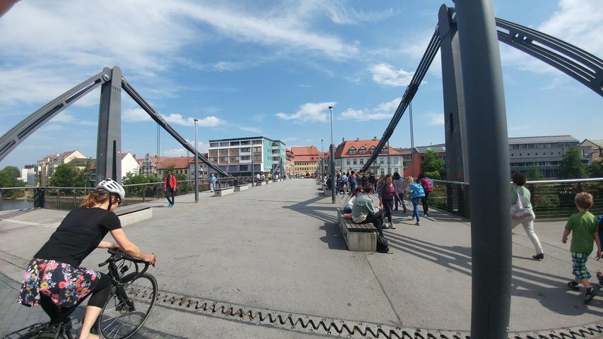 Die Kettenbrücke ergibt das Bild vom modernen Bamberg. Vor einigen Jahren wurden drei Brücken über den Main-Donau-Kanal mitten in Bamberg im Rahmen eines Architektenwettbewerb völlig neu gebaut.