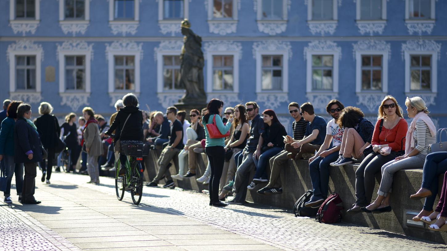 Voll besetzt ist die Untere Brücke in Bamberg vor allem an den warmen Tagen und den Abendstunden – das Genießen eines "Brückenbiers" ist allerdings verboten und wird zukünftig stärker überprüft.