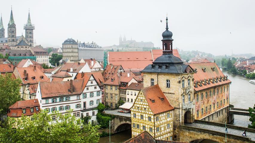 Berühmter Blick über das Herz der Altstadt Bambergs mit Brückenrathaus und im Hintergrund Dom (links) und dem Kloster Michelsberg (rechts).