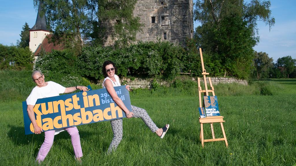 Jetzt geht es mit großen Schritten zu "Kunst in Dachsbach", wie dies Elke Rogler-Klukas und Ilona Nürnberg (r.) für die Kamera originell in Szene setzten. Jetzt geht es mit großen Schritten zu "Kunst in Dachsbach", wie dies Elke Rogler-Klukas und Ilona Nürnberg (r.) für die Kamera originell in Szene setzten.