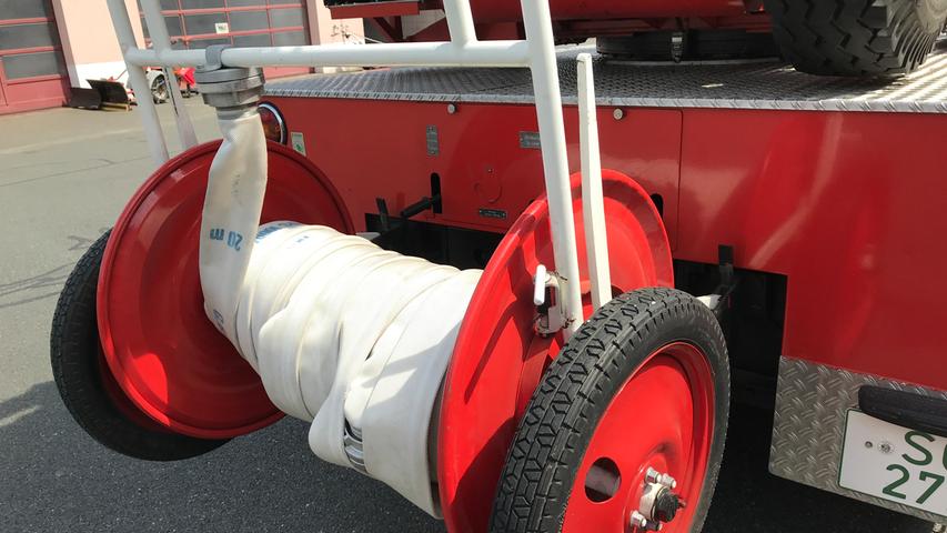 Was wäre ein Feuerwehrauto ohne Schläuche? Am Heck ist eine abnehmbare Schlauchhaspel eingehängt.