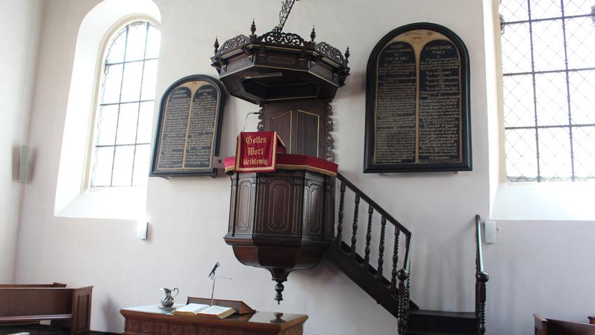 Die Glocke und Orgel, die sich heute in der Kirche befinden, wurden nachträglich im 18. und 19. Jahrhundert hinzugefügt. Neben der Kanzel hängen zwei Gobelins, auf denen das Vaterunser und das Glaubensbekenntnis sowie die zehn Gebote in altfranzösischer Sprache eingewirkt sind.