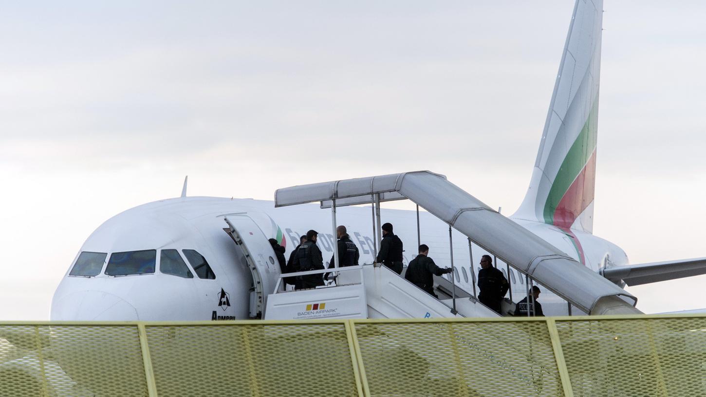 Offenbar planen die bayerischen Behörden für die nächsten Tage eine Sammelabschiebung nach Italien vor. (Symbolbild)