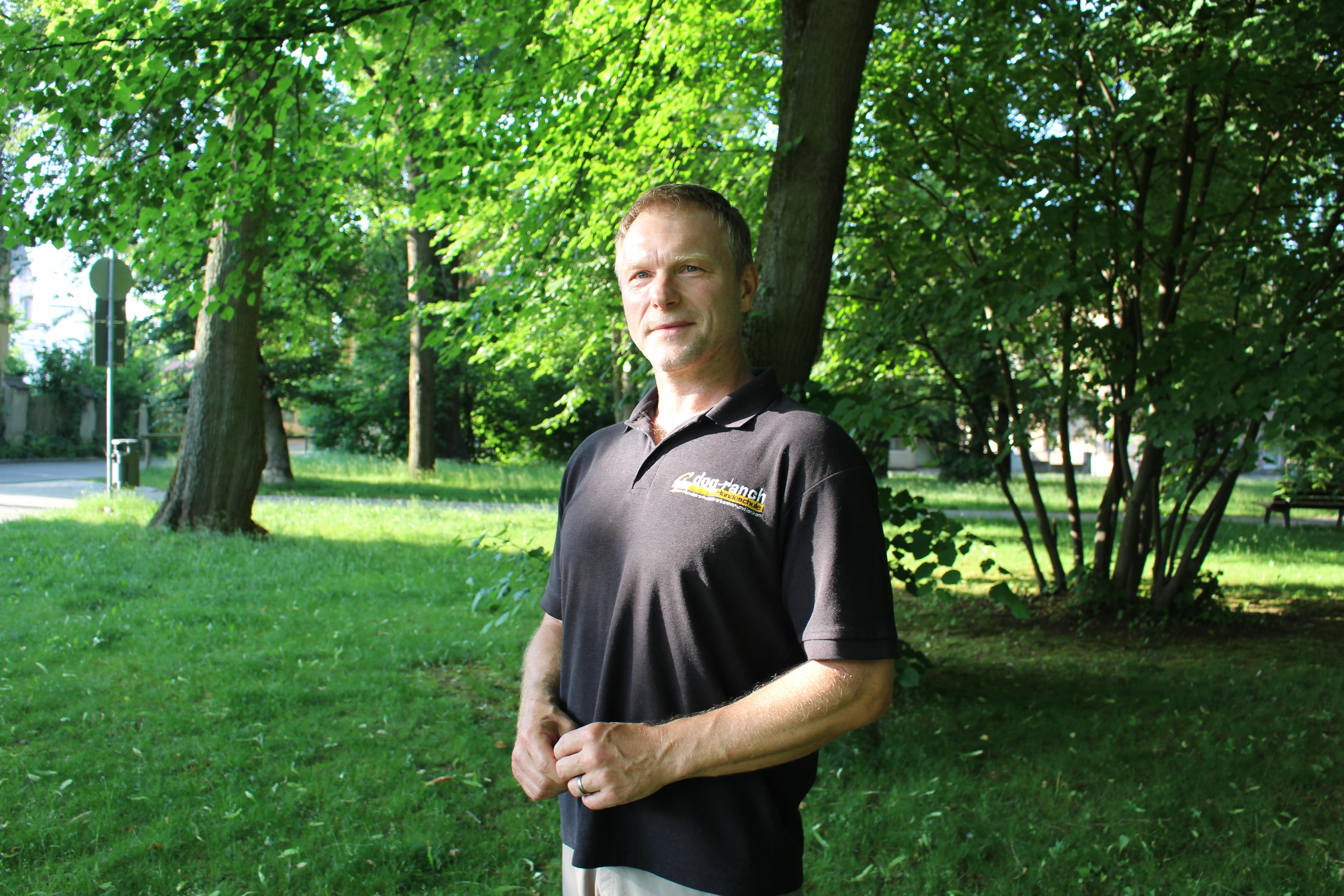 Bellende Hunde, schreiende Babys, quakende Enten: Christian Lugert von der Hundeschule "Dog Ranch" in Schwabach trainiert Hunde. "Sie sollen auf alle Alltagssituationen vorbereitet sein", sagt er.