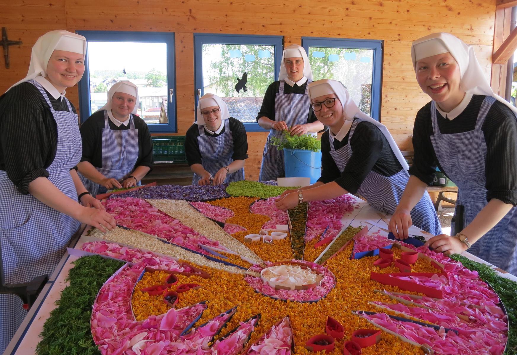 Viele Frauen Legen In Auerbach Blumenteppiche Fur Fronleichnam Auerbach Nordbayern De