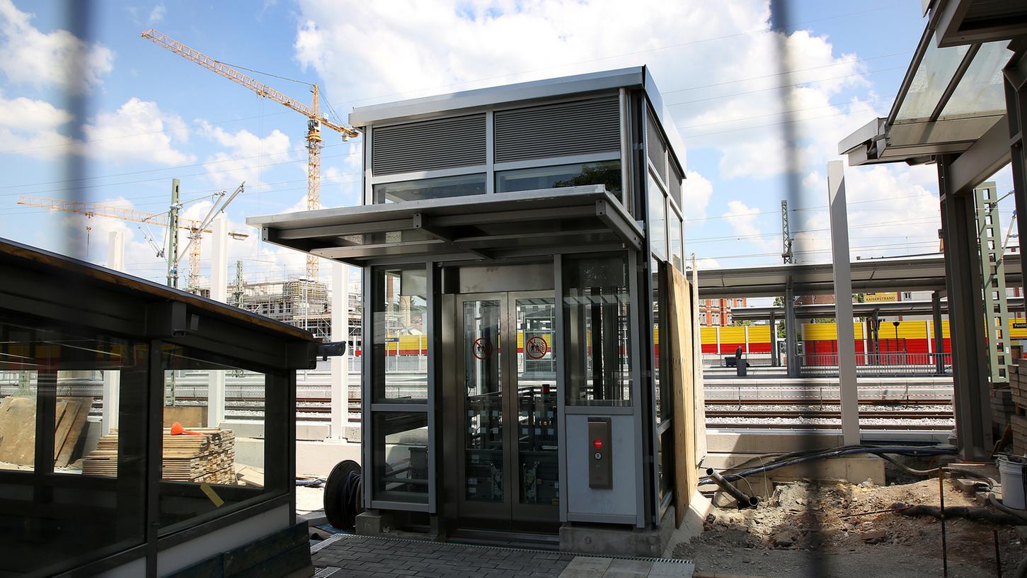 Nagelneu und einsatzbereit — allerdings (noch) zum Stillstand verdammt: Die Fahrstühle am Bahnhof müssen vielen Anforderungen genügen, bevor sie offiziell in Betrieb gehen dürfen.