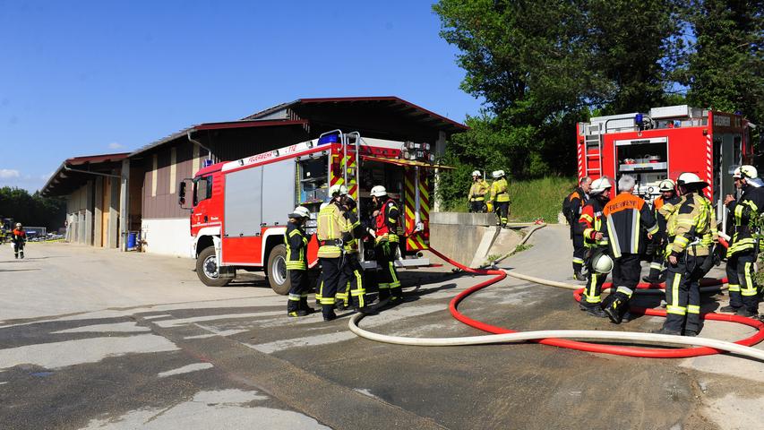Am Mittwochnachmittag brannte eine Lagerhalle in Gosberg lichterloh. Die Feuerwehr konnte verhindern, dass die Flammen auf umstehende Gebäude übergriffen. Zwei Personen wurden leicht verletzt.