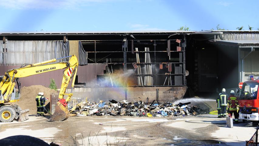 Am Mittwochnachmittag brannte eine Lagerhalle in Gosberg lichterloh. Die Feuerwehr konnte verhindern, dass die Flammen auf umstehende Gebäude übergriffen. Zwei Personen wurden leicht verletzt.