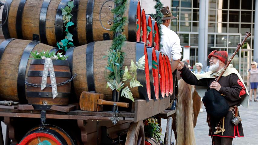 Das Fränkische Bierfest im Burggraben startet mit festlichem Umzug