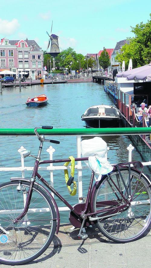 Wahrscheinlich wird nirgendwo sonst auf der Welt so viel Fahrrad gefahren wie in den Niederlanden. 14 der rund 15 Millionen Einwohner sind mit dem Drahtesel unterwegs. Die Infrastruktur des Landes ist speziell auf Radfahrer ausgelegt, für sie gibt es unzählige eigene Ampeln und Straßenübergänge.