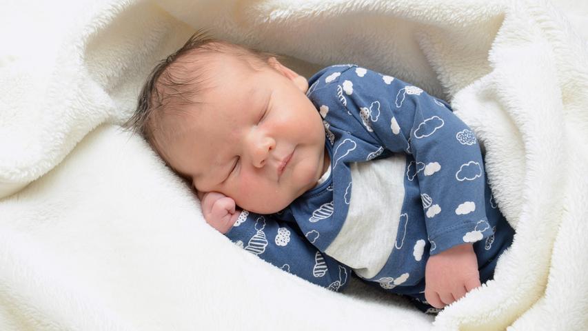Hallo Simon, willkommen auf der Welt! Der Kleine wurde am 22. Mai im Klinikum Hallerwiese geboren. Dabei wog er 4560 Gramm und war 58 Zentimeter groß.