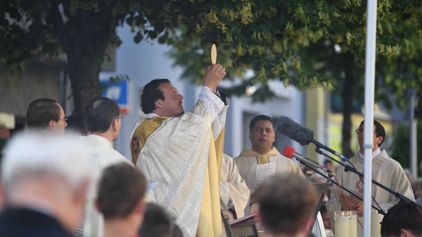 In der Hostie zeigt sich Gott dem Menschen bei der Eucharistie: Pfarrer Stefan Wingen bei der Gabenbereitung. In der Hostie zeigt sich Gott dem Menschen bei der Eucharistie: Pfarrer Stefan Wingen bei der Gabenbereitung.