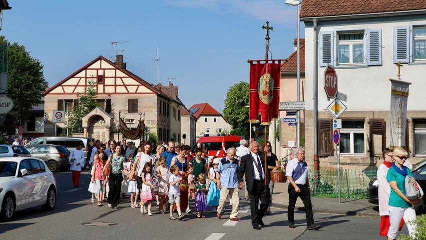 Feierliche Fronleichnamsprozessionen in Erlangen und Büchenbach